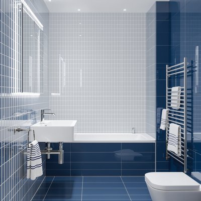 Minimalistisches blau-weißes Badezimmer mit schlanken, modernen Armaturen
