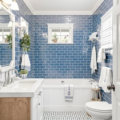 Badezimmer im maritimen Stil mit blauen Fliesen und weißen Holzakzenten