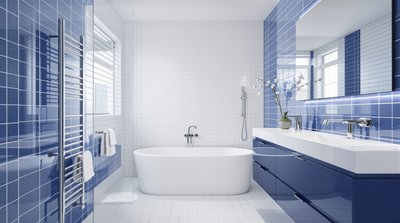 Minimalistisches blau-weißes Badezimmer mit schlanken, modernen Armaturen