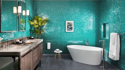 Luxuriöses Badezimmer mit türkisfarbenen Mosaikfliesen und einer freistehenden Badewanne