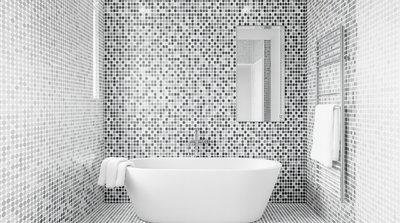 Minimalistisches Badezimmer mit schwarz-weißen Mosaikfliesenmustern