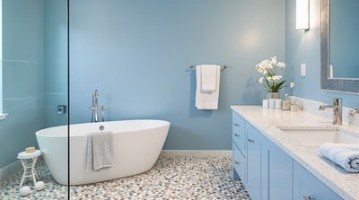 Spa-inspiriertes Badezimmer mit Kieselmosaikboden und ruhigen blauen Wänden