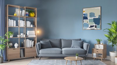 Gemütliches, blau-thematisiertes Büro mit einem plüschigen Sofa, hölzernem Bücherregal und abstrakter Wandkunst.