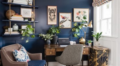 Eclectischer Büronischenbereich mit marineblauen Akzenten, Vintage-Schreibtisch und Messingbeleuchtung.