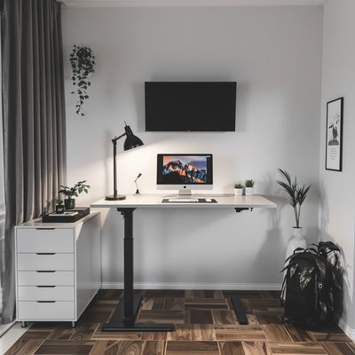 Kompaktes Home-Office mit ergonomischem Stehpult und monochromem Thema