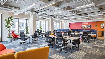 Co-Working-Space mit ergonomischen Möbeln, lebhaften Farben und offenem Grundriss