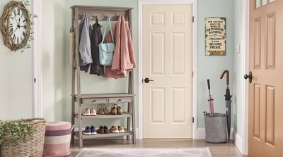 Pastellfarbener Eingangsbereich mit einem rustikalen Schuhregal, Garderobenständer und Regenschirmhalter.