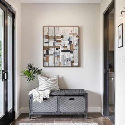 Moderner Flur im Industriedesign, mit einer Metall-Aufbewahrungsbank und rustikaler Kunst