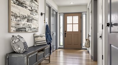 Moderner Flur im Industriedesign, mit einer Metall-Aufbewahrungsbank und rustikaler Kunst