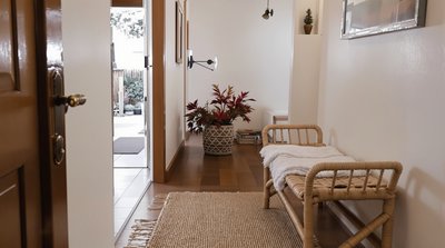 Gemütlicher Flur mit einer Bambusbank und einem Juteteppich.