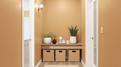 Schmales Flurdesign mit Korkwandakzenten und Rattanaufbewahrungskörben.