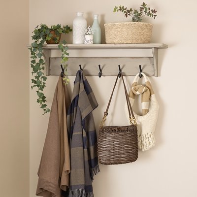 Flur mit rustikalem Charme, ausgestattet mit einem antiken Garderobenständer und beigen Wänden