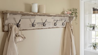 Flur mit rustikalem Charme, ausgestattet mit einem antiken Garderobenständer und beigen Wänden