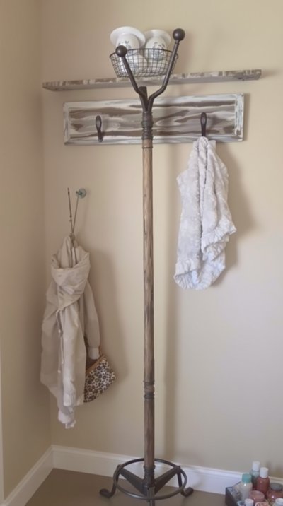 Flur mit rustikalem Charme, ausgestattet mit einem antiken Garderobenständer und beigen Wänden