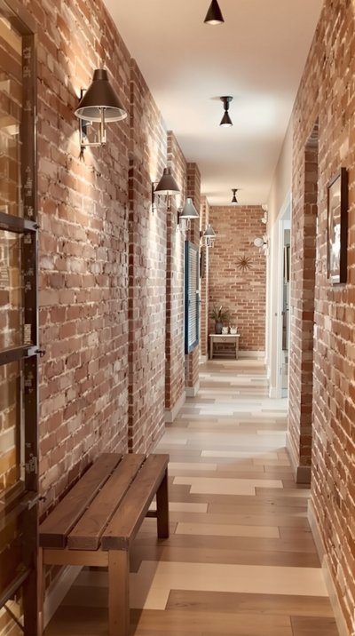 Rustikaler Flur mit freiliegenden Ziegelwänden und hölzerner Bank