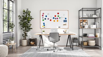 Modernes Homeoffice mit einer Wandtafel, grauem Teppich und Metallregalen.