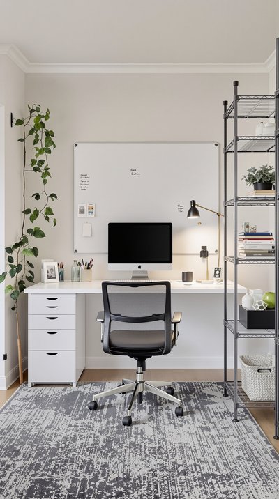 Modernes Homeoffice mit einer Wandtafel, grauem Teppich und Metallregalen.