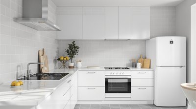 Minimalistische skandinavische Küche mit hellgrauen Fliesen und weißen Geräten.