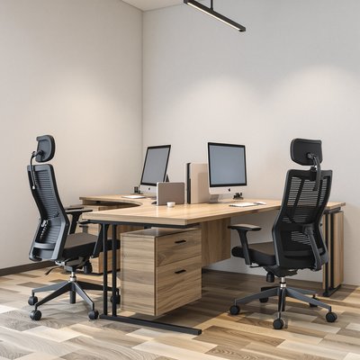 Minimalistisches Testbüro mit schwarzen ergonomischen Stühlen und hölzernen Schreibtischen