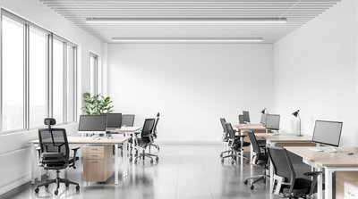 Minimalistisches Testbüro mit schwarzen ergonomischen Stühlen und hölzernen Schreibtischen