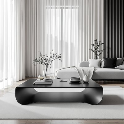 Minimalistisches monochromes Wohnzimmer mit schlankem schwarzem Couchtisch und weißen Vorhängen