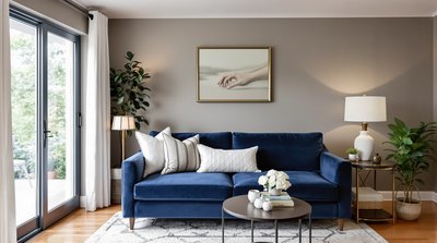 Gemütliches Wohnzimmer mit marineblauem Samtsofa und weißen Akzenten.