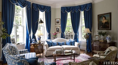 Vintage-inspiriertes Wohnzimmer mit königsblauen Vorhängen und antiken Möbeln.